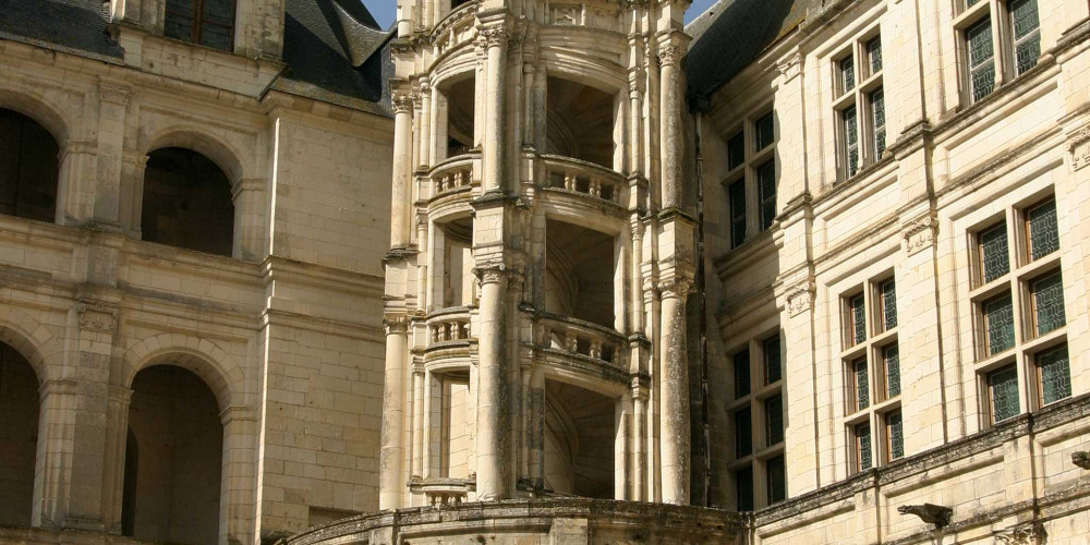 La cour du château De Chambord et l’escalier de l’aile de la chapelle
