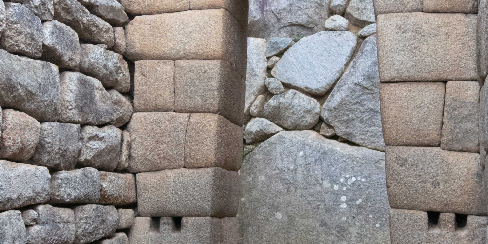 Pierres taillées de la porte de la maison de l’Inca