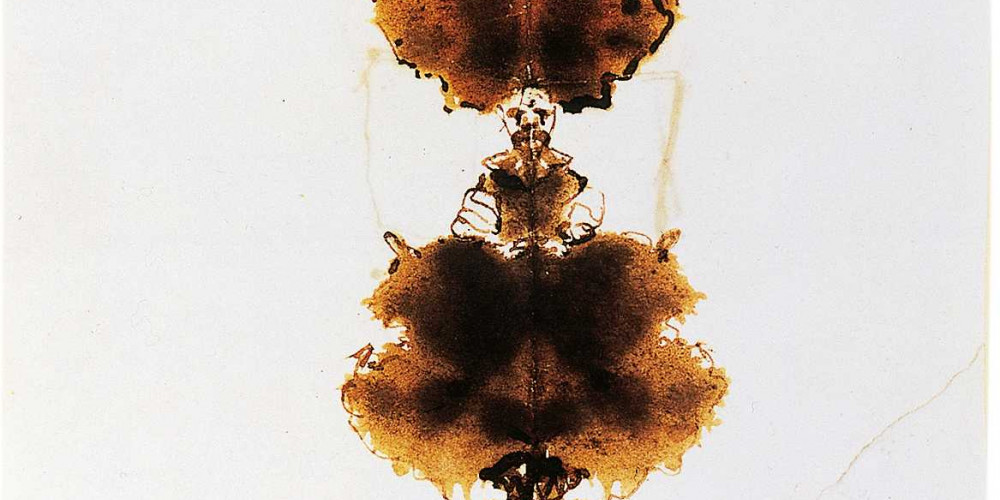 Tache d’encre retouchée sur papier plié beige
