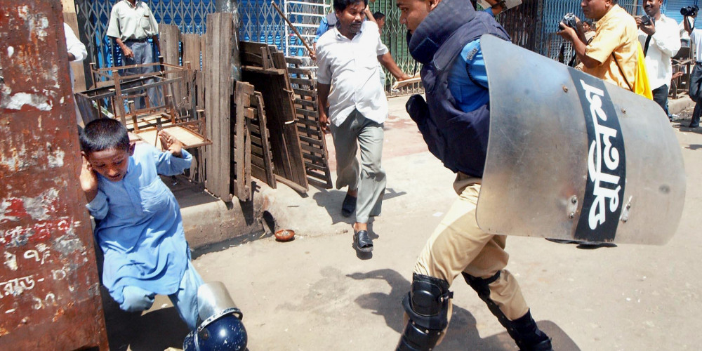 Un policier frappe un jeune sympathisant du parti d'opposition