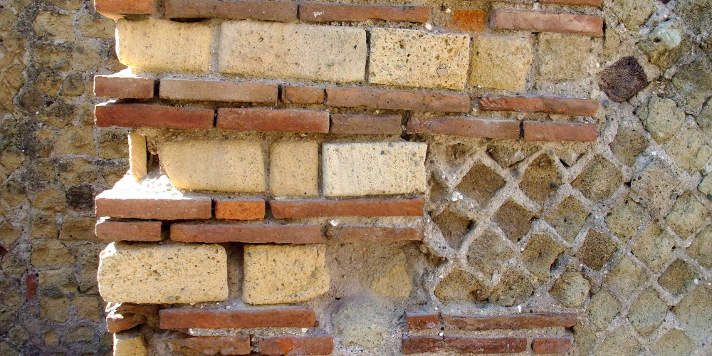 Architecture romaine : mur mixte, béton et blocage