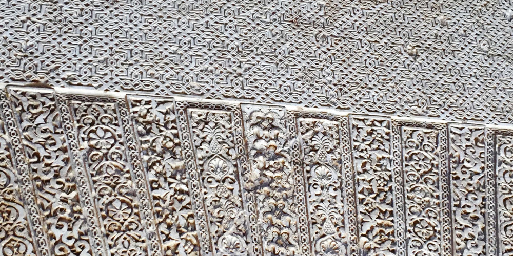 Alhambra de Grenade : mur recouvert de stuc