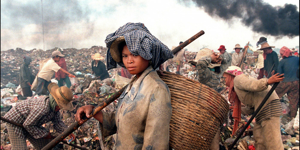 Une Cambodgienne survit en revendant les matériaux recyclables de cette décharge à proximité de Phnom Penh