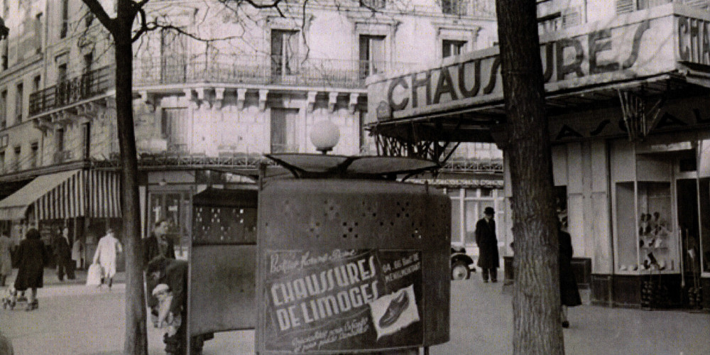 7 janvier 1959. Vespasienne, boulevard de Belleville, à la hauteur de la rue Etienne-Dolet.