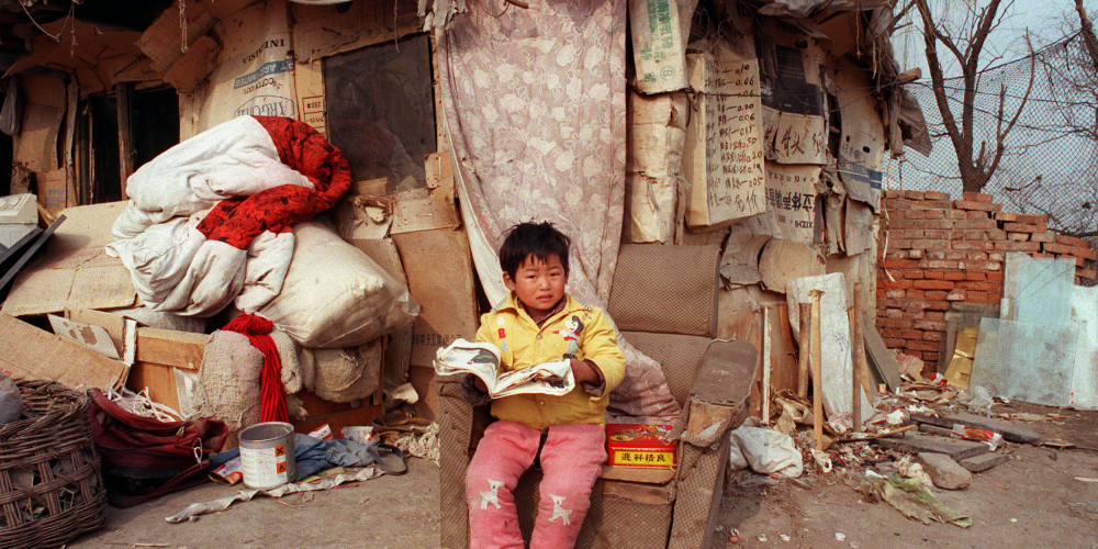 Un enfant vit dans un bidonville