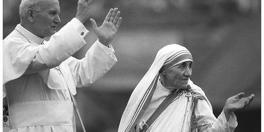 Le pape Jean Paul II et mère Teresa saluent la foule