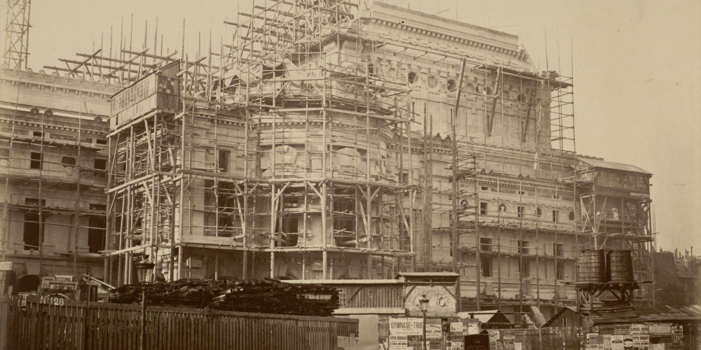 Construction de l’opéra Garnier à Paris, façade latérale, côté rotonde de l’Empereur