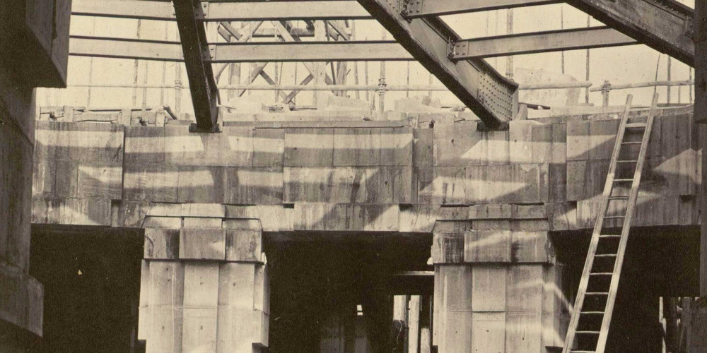 Construction de l’opéra Garnier à Paris, vue du vestibule circulaire et du plancher du parterre