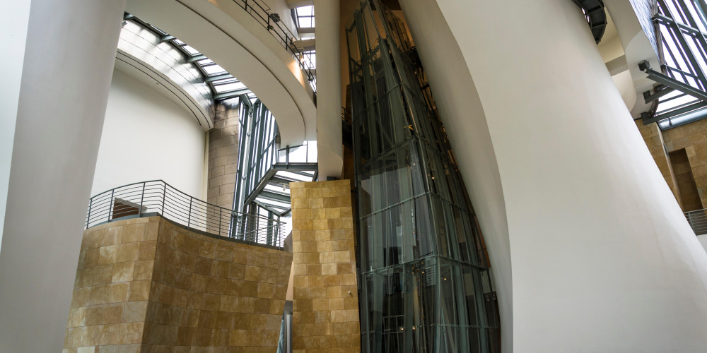 L'intérieur du Guggenheim et son revêtement de dalles de calcaire blond.
