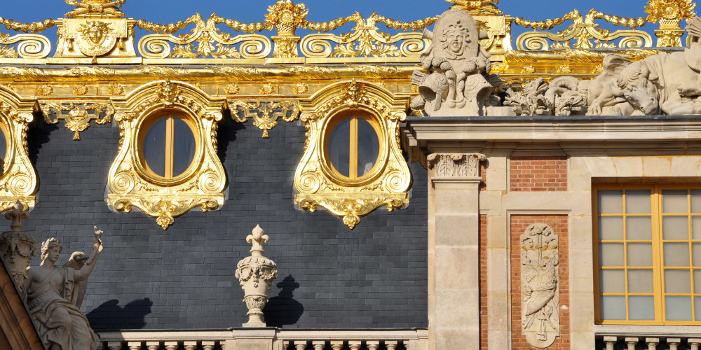 Ornements sur les toits du château de Versailles