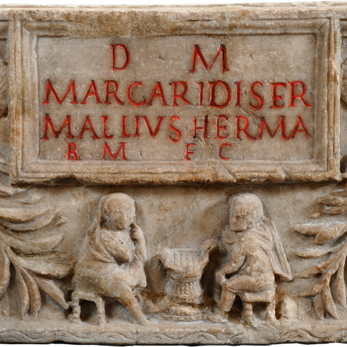 Urne funéraire de Margaris, servante de Marcus Mallius Herma, ornée d’une scène du jeu des latruncules