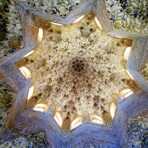 La salle des Deux Sœurs de l’Alhambra à Grenade