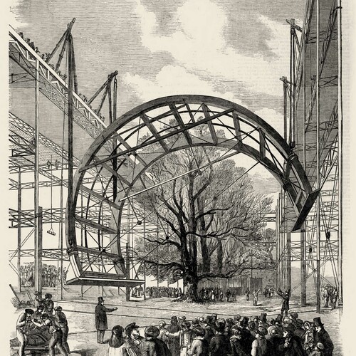 Chantier du Crystal Palace : levage de la grande arche métallique du transept