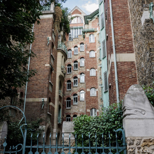 Cour du Castel Béranger : la pierre et la brique