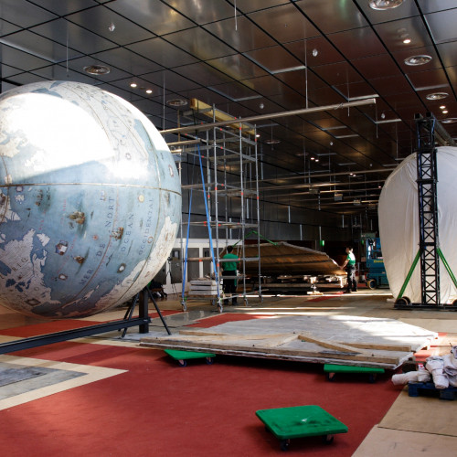 Installation des globes de Coronelli dans le hall Ouest de la BnF