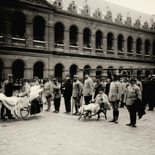Remise de décorations en 1916 à l’Hôtel des Invalides