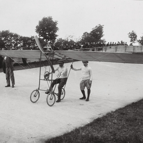 Concours Peugeot de bicyclettes volantes ou “aviettes”