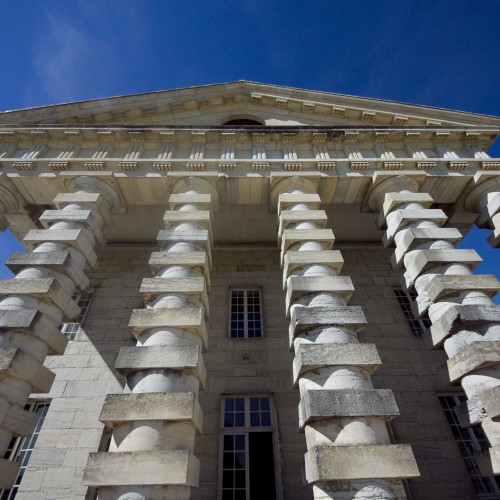La façade et les colonnes de la Maison du Directeur