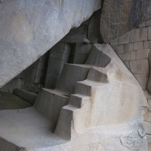 Pierre taillée en forme d’escalier