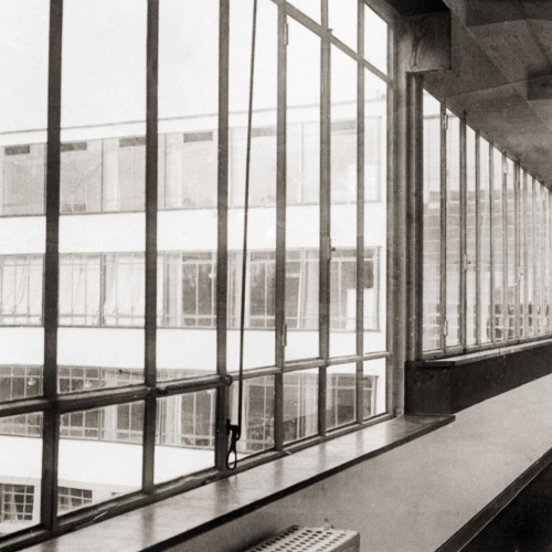 Le Bauhaus de Dessau : espaces intérieurs avec façade de verre