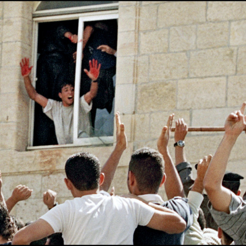 Un jeune Palestinien montre ses mains couvertes de sang