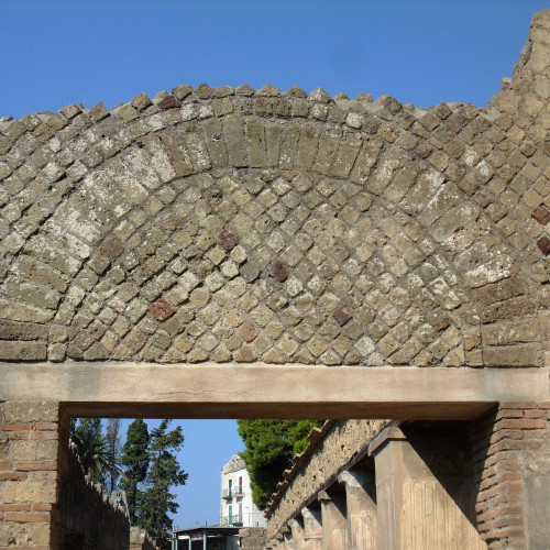 Arc de pierre à Herculanum et technique de l’opus reticulatum