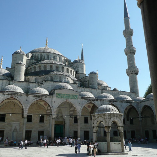 La cour de la mosquée bleue