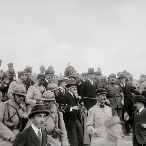 Signature du traité de Versailles : au milieu de la foule, chapeau haut de forme sur la tête, le président des États-unis Woodrow Wilson