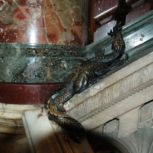 Opéra Garnier : salamandre en bronze au pied des colonnes du grand escalier