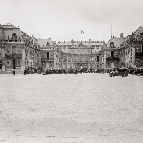 Foule dans la cour de marbre du château de Versailles, le jour de la signature du traité de Versailles
