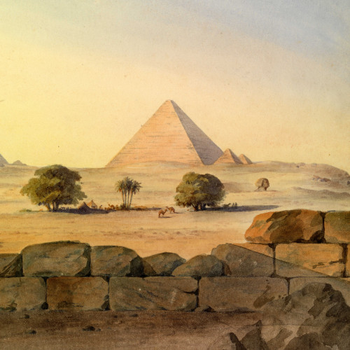 La pyramide de Khéops  sur le plateau de Gizeh, avec le sphinx ensablé