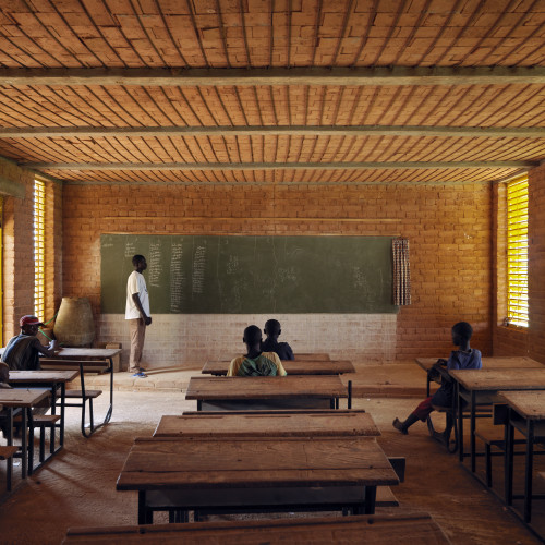 Une salle de classe de l'école primaire de Gando
