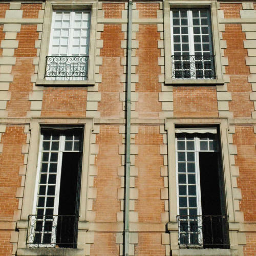 Les façades de la place des Vosges : l’association nouvelle de la brique et de la pierre