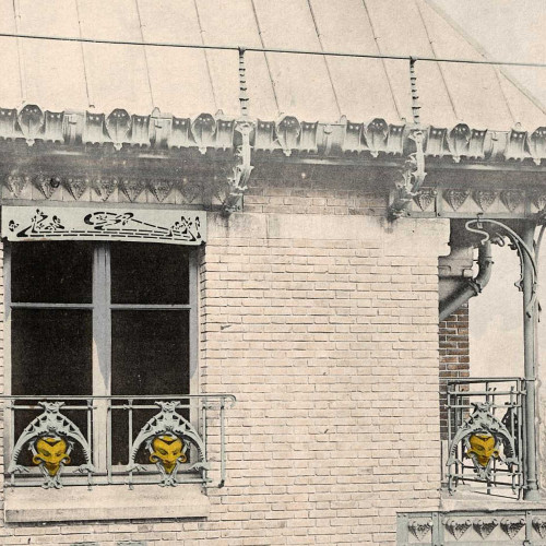 Castel Béranger, façade avec masques décoratifs