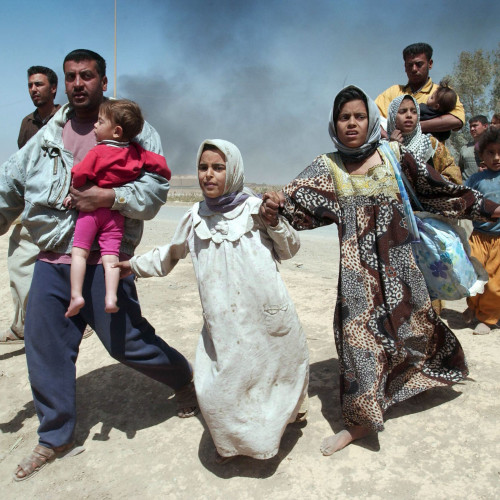 Des familles irakiennes fuient les explosions dans Bagdad