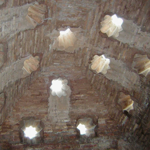 Intérieur du toit du hammam de l’Alhambra de Grenade