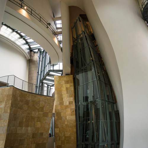 L'intérieur du Guggenheim et son revêtement de dalles de calcaire blond.