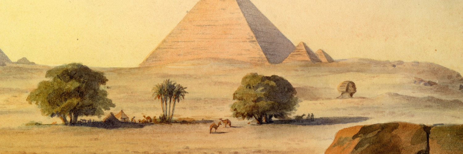 La pyramide de Khéops  sur le plateau de Gizeh, avec le sphinx ensablé